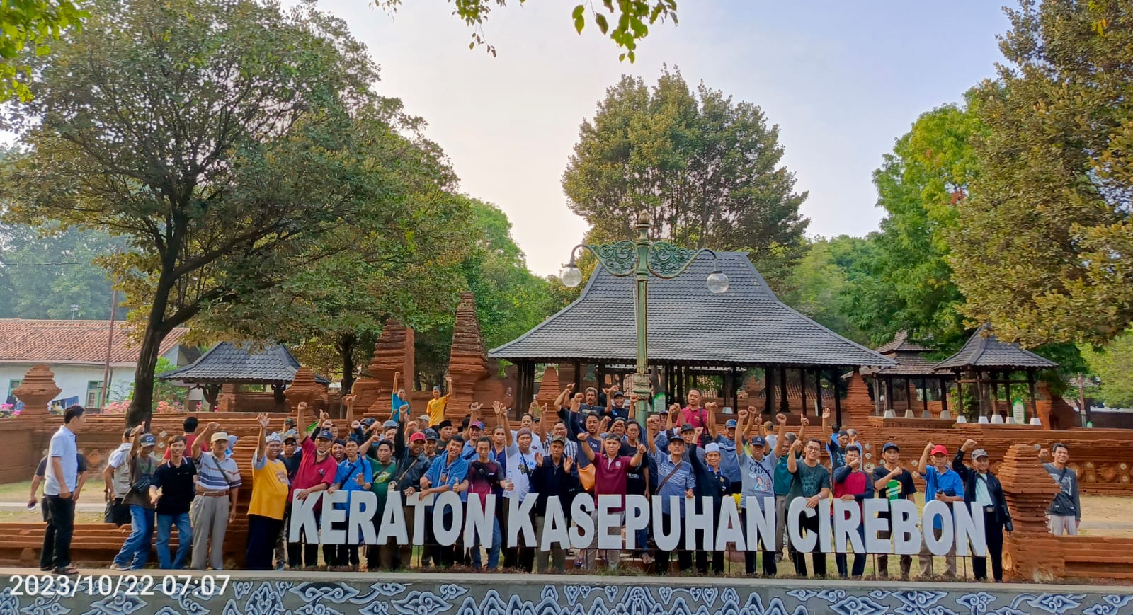 Ketua RT se-Kalurahan Pleret Menelusuri Silsilah Sejarah Mataram Islam di Kraton Kasepuhan Cirebon